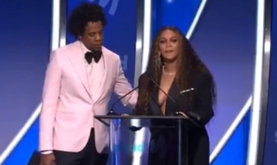 Beyonce përlotet në skenë, tregon historinë e trishtë të familjes
