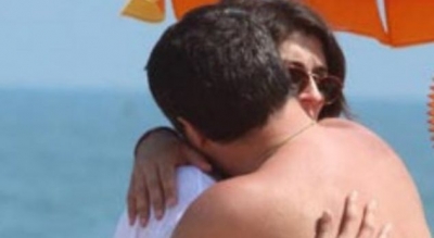 Ministri kapet mat me gazetaren e njohur, puthje e përkëdhelje në plazh (FOTO)