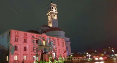 Katedralja e Prishtinës ‘vishet’ kuqezi