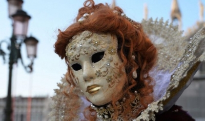Artisti shqiptar krijon maska për karnavalin e Venecias