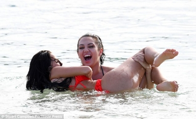 Foto/ Demi dhe mikja e saj shfaqen bombastike në plazh