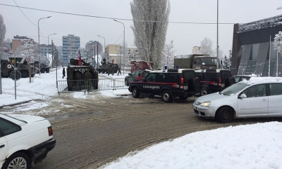 Votimi për ushtrinë, rikthehen tanket e KFOR-it tek ura e Mitrovicës (Foto)