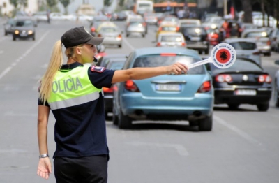 Policia gjobë makinave me xhama të zinj, nuk falin as femrat