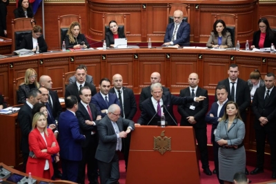 Sërish skandal në Kuvend/ Nikolla nuk i jep fjalën Berishës, kreu i opozitës transmeton live në FB