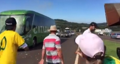 (VIDEO) Shikoni si priten me vezë lojtarët brazilianë pas dështimit