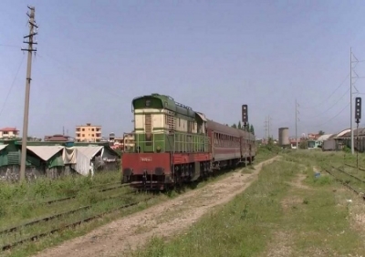 Treni përplas këmbësoren në Durrës