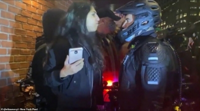 VIDEOJA që ndan Amerikën: Protestuesja pështyn policin, ai e...