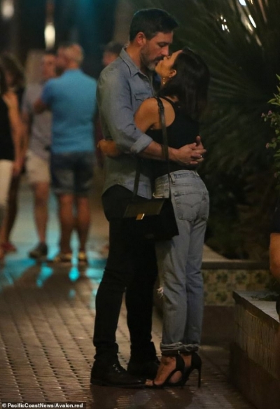 Jenna Dewan kapet duke u puthur me të dashurin e ri