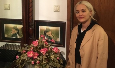 Përveç bamirësisë, Rita Ora vizitoi edhe varrin e gjyshit në Kosovë (FOTO)