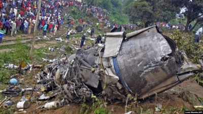 Tjetër tragjedi ajrore/ Rrëzohet avioni plot me pasagjerë, dyshohet për dhjetra të vdekur