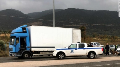 Greqi/ Policia ndalon kamionin-frigorifer me 41 emigrantë