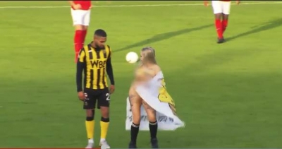 VIDEO/ 	Tifozja futet nudo në fushë dhe i afrohet futbollistit
