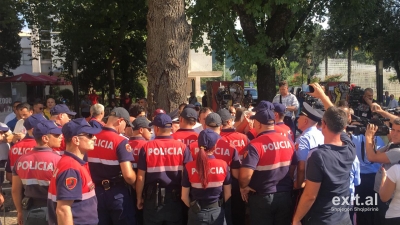 FOTOT/Policia përgatit rrethimin e Teatrit, artistët kërkojnë mbështetjen e qytetarëve
