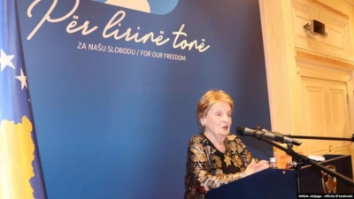 Madeleine Albright nderohet me “Urdhrin e Lirisë” në Kosovë