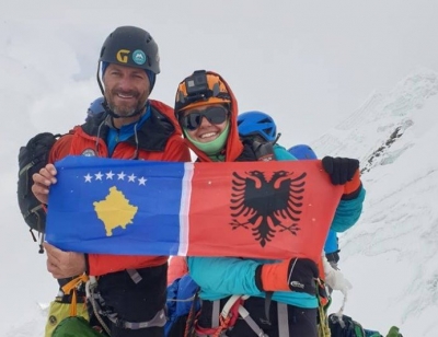 Dy alpinistë shqiptarë në majën më të lartë të Everestit, rekordi i 16-vjeçares