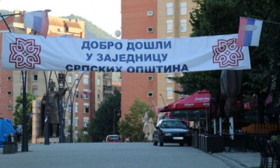 Tensione dhe barrikadat nuk mjaftojnë, Veriu i Kosovës zgjohet me pankarta “Mirë se vini në…”