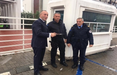 Haradinaj për 28-Nëntor i shërben policëve ëmbëlsira