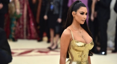Kim Kardashian pozon e zhveshur me vajzën ngjitur për trupi, kritikët mendojnë se e ka tepruar