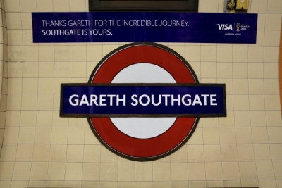 Anglezët nderojnë trajnerin, stacioni i metrosë merr emrin e tij
