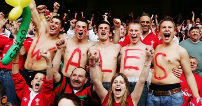 FOTOT/Ndeshja me Shqipërinë fut në sherr tifozët e Uellsit me federatën
