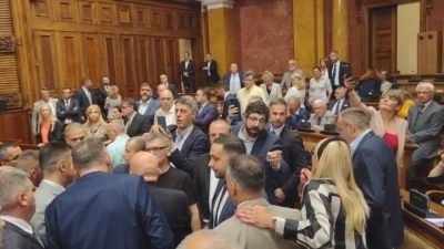 Albin Kurti &#039;hyn&#039; në Parlamentin e Serbisë. Deputetët e opozitës thërrasin &#039;Vuçiç ik&#039;