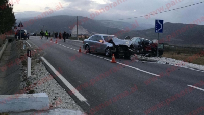 Përplasen tri makina në Elbasan, njëra përmbyset në rrugë. E dëmtuar lehtë një grua shtatzënë