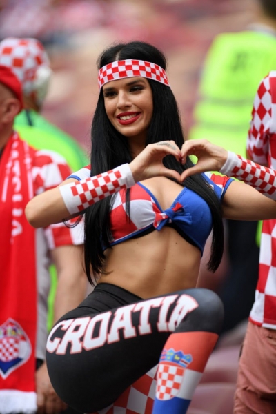 Kjo është tifozja kroate e cila mori vëmendjen e fotografëve edhe në ditën finale