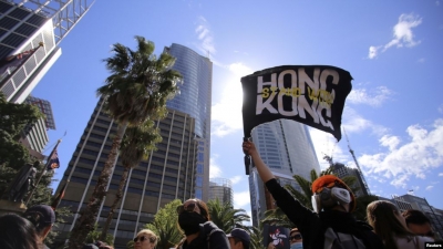 Hong Kong, kriza politike kalon në parlament