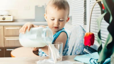Konsumimi i qumështit ju mbron nga obeziteti