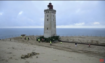 VIDEO/ Danimarkë, fari 120-vjeçar rrezikonte të binte në det, spostohet për diku tjetër…me rrota