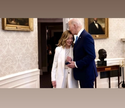 Biden i puth flokët Kryeministres Meloni, shpërthen humori në rrjetet sociale: Kushedi, trend i ri diplomatik!