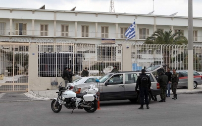 Policia greke bastis burgun e Korydallos, i gjen shqiptarit kokainë dhe euro
