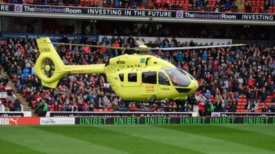 VIDEO/ Tifozi ndjehet keq, helikopteri ambulancë shtyn ndeshjen e kampionatit anglez