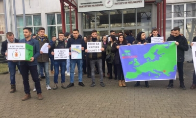 Vizat/ Studentët në Kosovë protestë para zyrës së BE