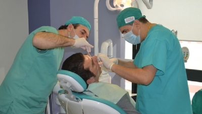 E gjithë Tirana drejt vetëizolimit, mbyllen klinikat dentare