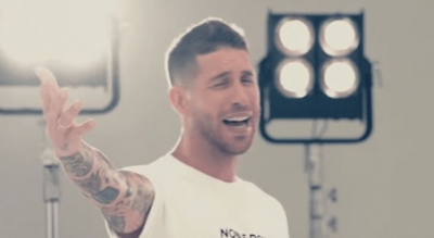 Video/ Ramos i &quot;kushton&quot; këngë shqip Ronaldos