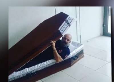 VIDEO/ Ilir Vrenozi futet në arkivol për ti dhënë mesazhin e rradhës Ramës