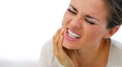 Si mund të qetësosh dhimbjen e dhëmbëve pa shkuar tek dentisti