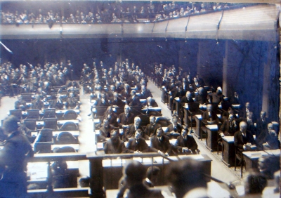 Në foto, delegacioni shqiptar (rreshti i parë) në një nga pjesëmarrjet në sesionet e Lidhjes së Kombeve në Gjenevë. Nga e majta në të djathtë: Fan Noli, Mit’hat Frashëri, Luigj Gurakuqi, Benedikt Blinishti