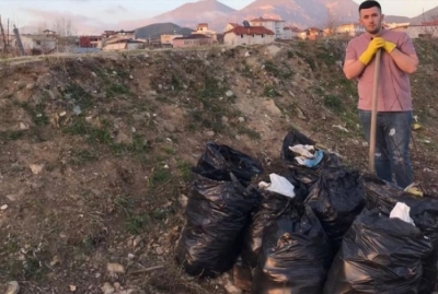 “Në lagjen time ka 8 thasë më pak me plehra”, djali nga Tirana i fton të rinjtë në sfidë