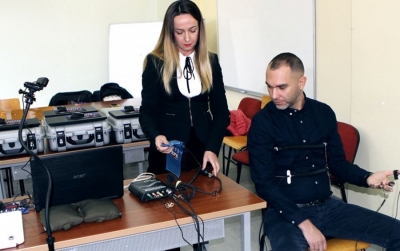 Si në filma/SHBA sjell në Tiranë pajisjen që zbulon të vërtetën