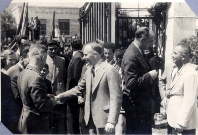 Fotoja është bërë në derën kryesore të ambasadës amerikane nga rruga e Elbasanit. Përveç Jacobsin, dallohet edhe Fultzi