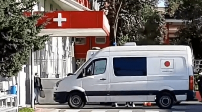 VIDEO/ Spahia publikon pamjet: Autoambulanca transporton një pacient të prekur pa veshjet mbrojtëse