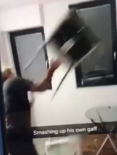 U nda nga e dashura, futbollisti i njohur thyen e shkatërron shtëpinë (video)