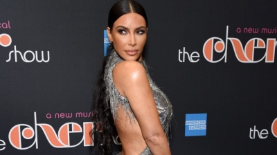 Kim Kardashian ‘tradhtohet’ nga veshja, fustani me prerje zbuloi më shumë se ç’duhet