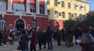 Pedagogët e Filologjikut hyjnë në grevë, solidarizim me studentët protestues