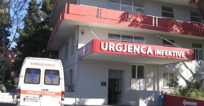 “Në privat na thanë çojeni urgjent në karantinë”, familjarët e burrit që ishte kthyer nga Italia debat me mjekët tek Infektivi: Është rëndë