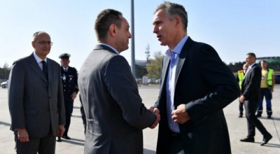 Sekretari i NATO-s nga Serbia: Do ta monitorojmë dhe mbështesim dialogun Kosovë-Serbi