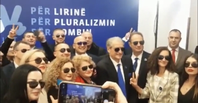 Surpriza për Berishën…të ftuarit për 32 - vjetorin me syze…