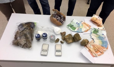Aksioni/ Fermeri shqiptar kapet me mbi 1 kg drogë e mijëra euro në shtëpi
